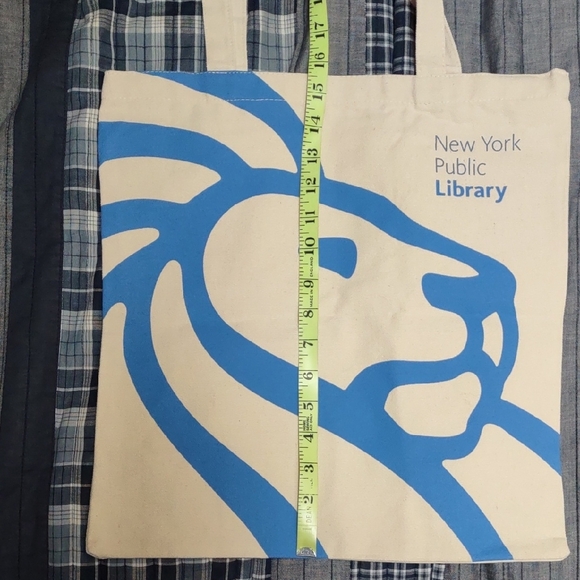 New York Public Library Tote Bag with Blue Lion Design - Picture 4 of 5